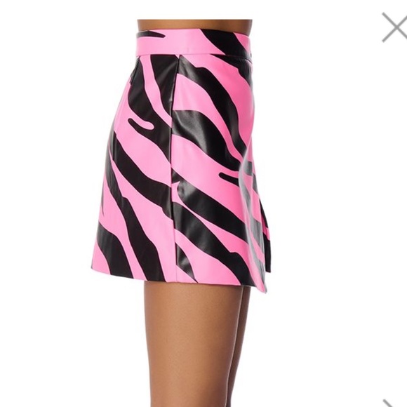 CANT BE TAMED FAUX LEATHER MINI SKIRT IN PINK by Akira size M. Like new. - Picture 3 of 4